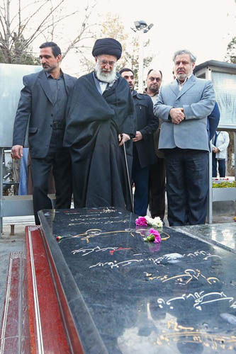 الإمام الخامنئي يزور مرقد الإمام الخميني وقبور الشهداء